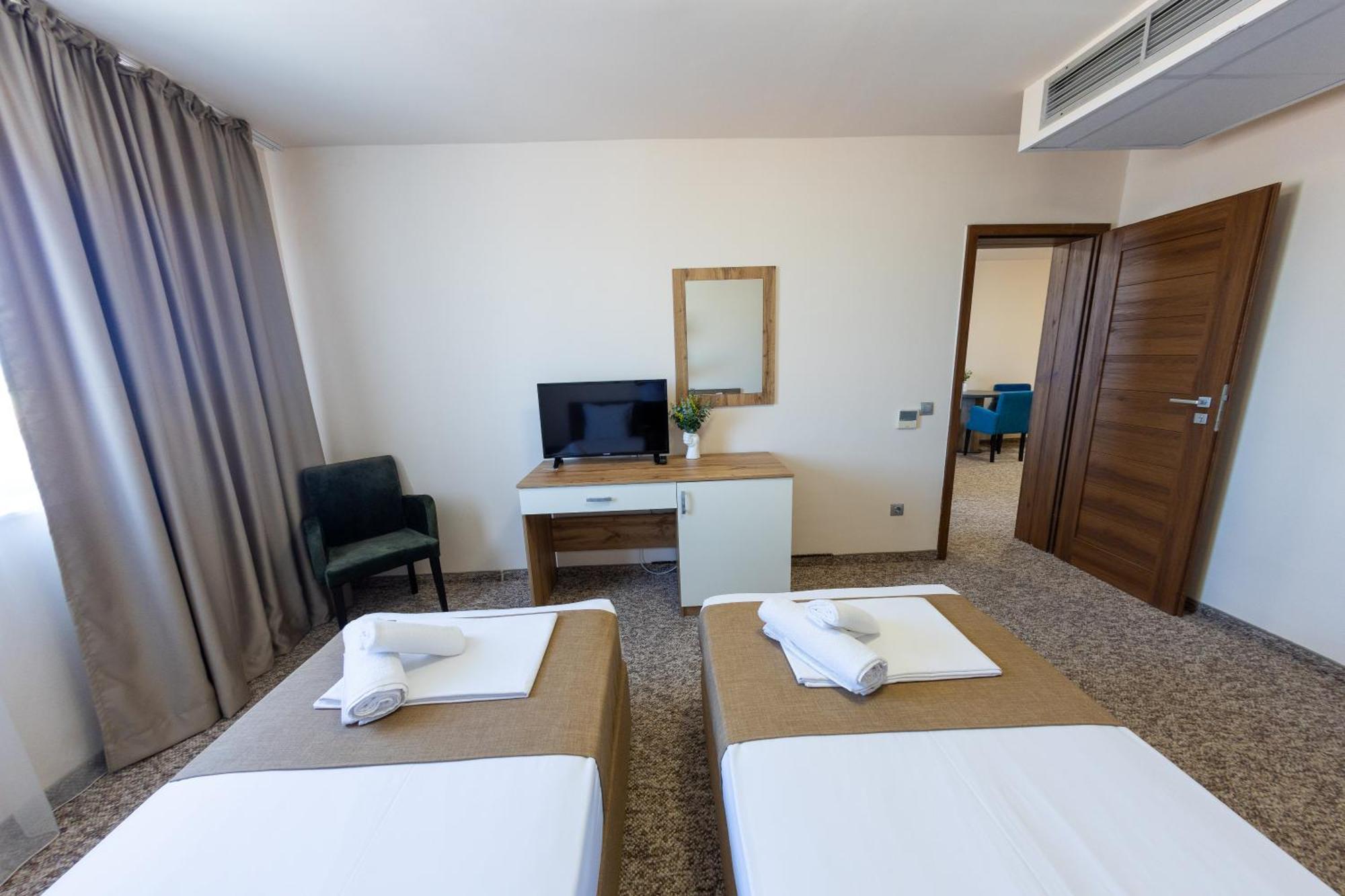 City Plaza Botevgrad Luaran gambar